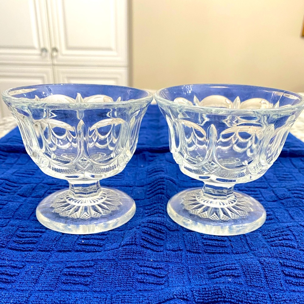 VTG PAIR OF GLASS SHERBET/ICE CREAM DISHES ON A SMALL PEDESTAL